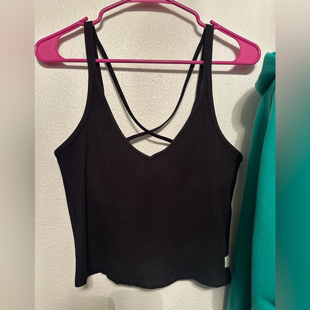 Vuori size large ribbed crop tank